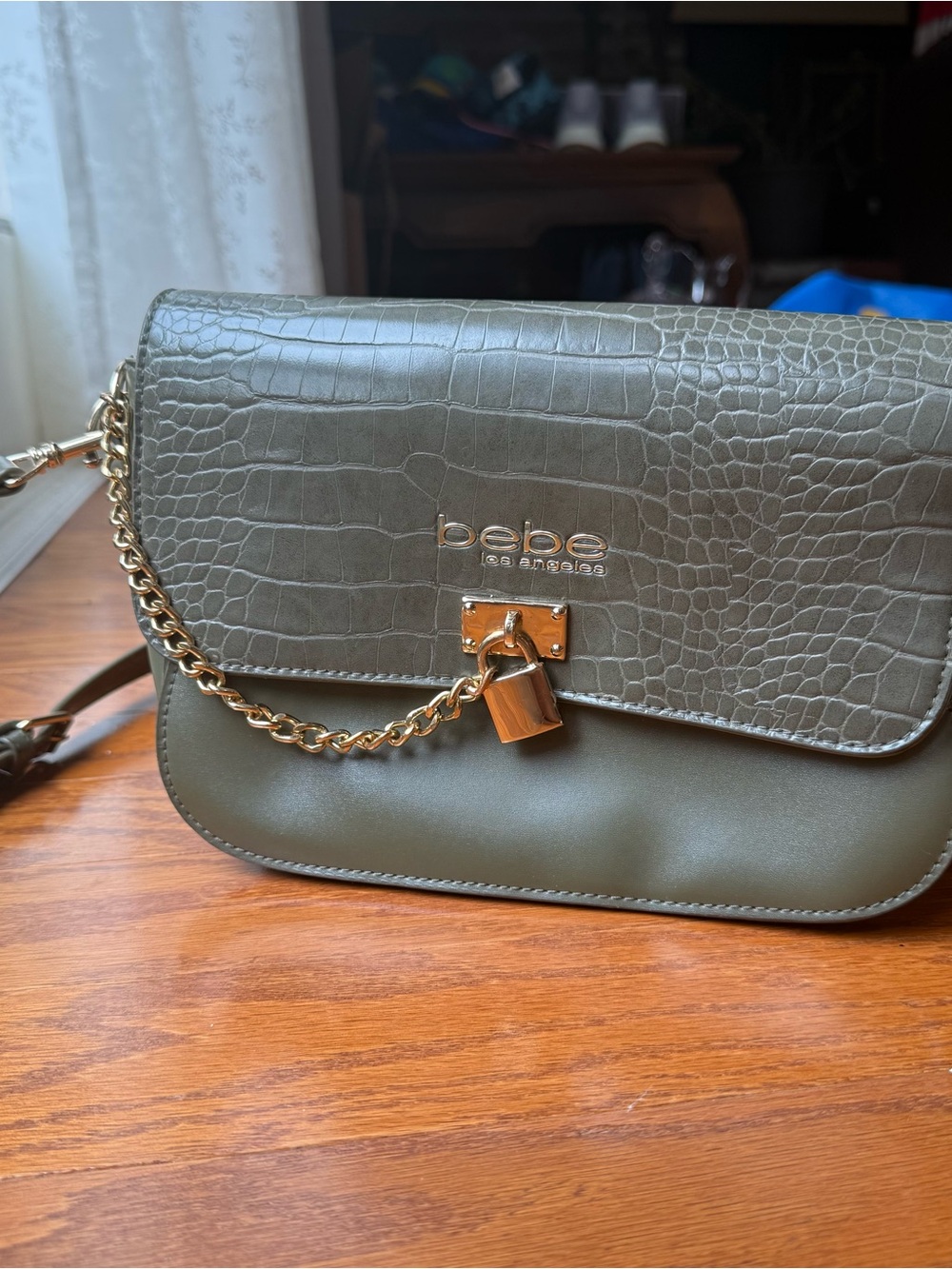 bebe Los Angeles Green Croc Embossed Crossbody Bag Gold Chain Magnetic Closure